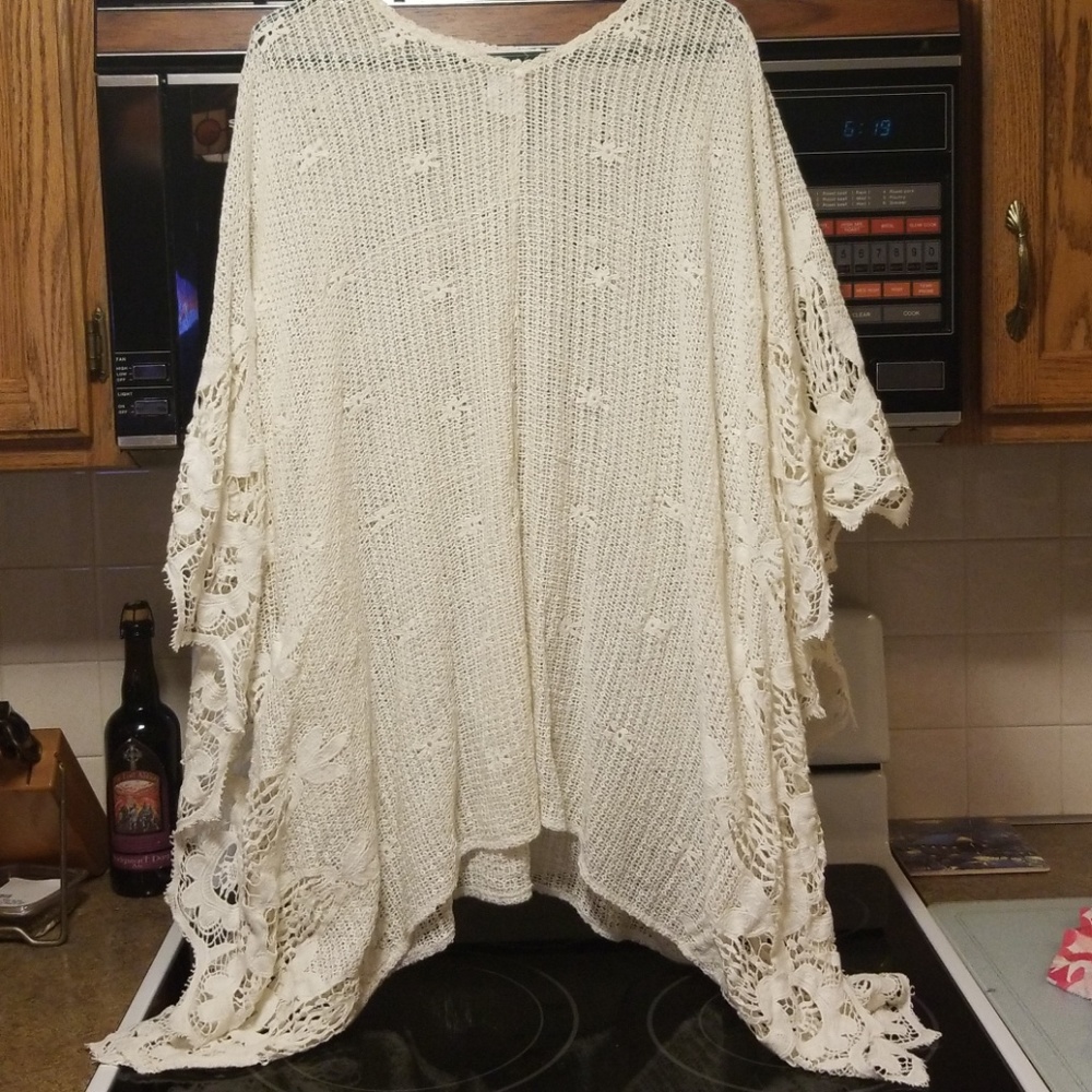 EEEEUC beautiful white poncho